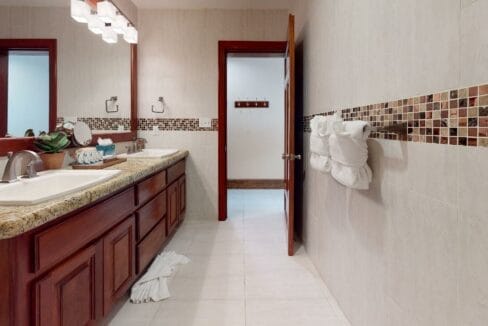 Grand-Caribe-Ocean-Front-Deluxe-BVS22-Bathroom