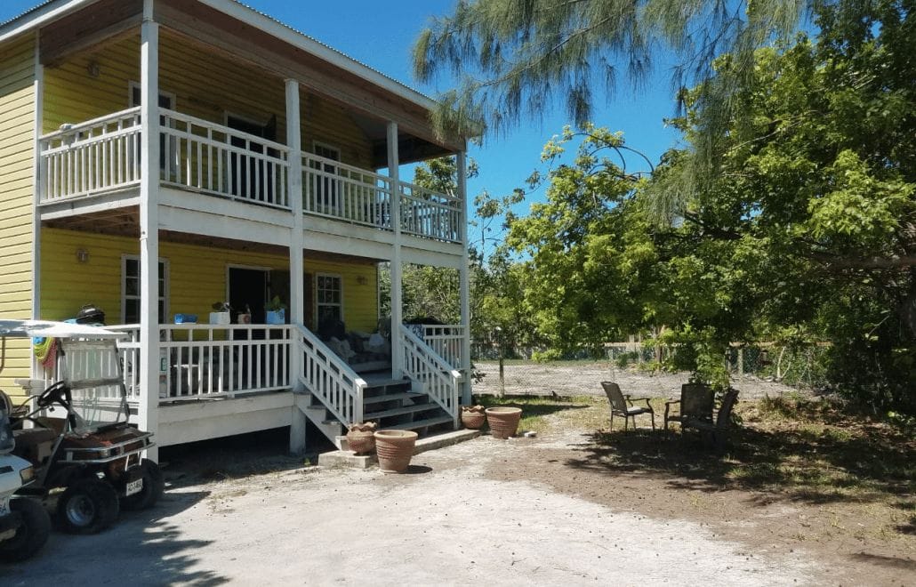 yellow-lake-house-1030x660