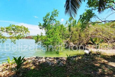 Retaining-wall-along-the-Progresso-Lagoon