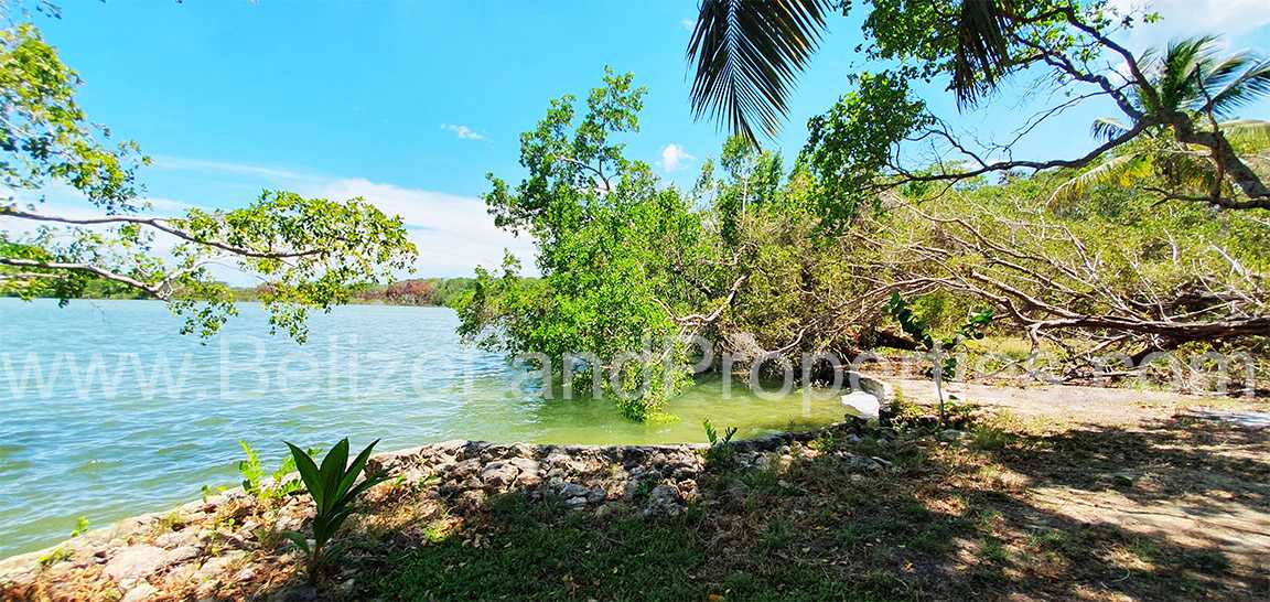 Retaining-wall-along-the-Progresso-Lagoon