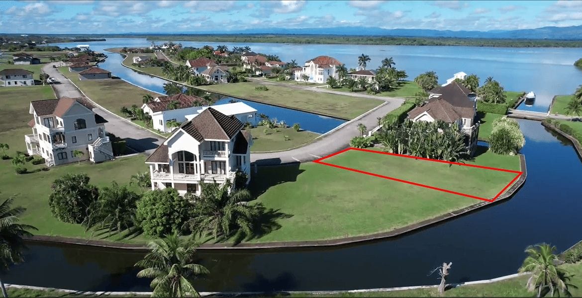 3-spacious-lot-in-the-heart-of-placencia